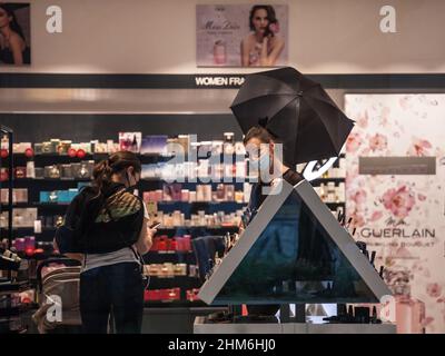 Bild von weißen kaukasischen Menschen in belgrad, serbien, in einem Kosmetikgeschäft, das in Belgrad, der Hauptstadt Serbiens, auf einen Kauf wartet, während sie müde sind Stockfoto