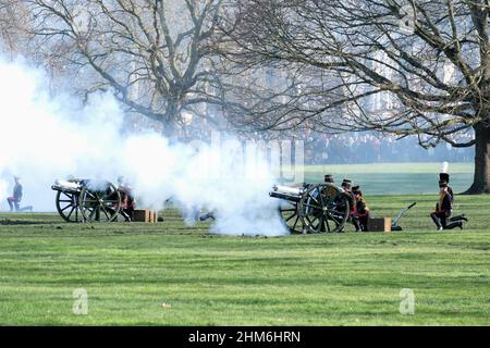 Die Königstruppe Royal Horse Artillery feuert 41 Runden im Green Park, London, und markiert den Beginn der Feierlichkeiten zum Platin-Jubiläum der Königin. Stockfoto