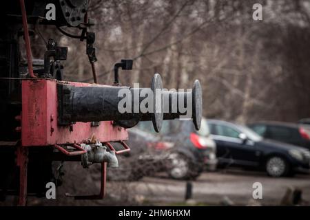 Bild eines Eisenbahnzugpuffers, alt, rostig und vernachlässigt. Ein Puffer ist ein Teil des Puffers-and-Chain-Kupplungssystems, das in den Eisenbahnsystemen verwendet wird Stockfoto