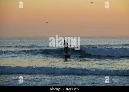 Matosinhos, Portugal. 07th. Februar 2022. Surfer reitet eine Welle am Strand von Matosinhos. Am Strand von Matosinhos surfen Menschen während der Pandemie Covid-19. Kredit: SOPA Images Limited/Alamy Live Nachrichten Stockfoto