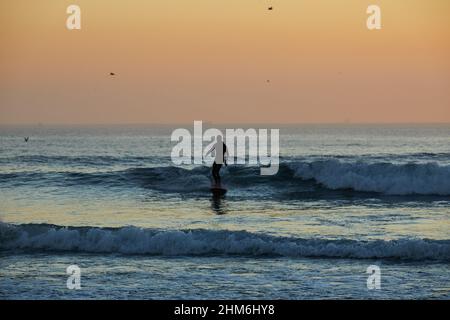 Matosinhos, Portugal. 07th. Februar 2022. Surfer reitet eine Welle am Strand von Matosinhos. Am Strand von Matosinhos surfen Menschen während der Pandemie Covid-19. Kredit: SOPA Images Limited/Alamy Live Nachrichten Stockfoto