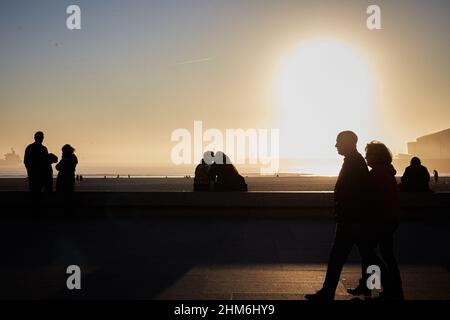 Matosinhos, Portugal. 07th. Februar 2022. Die Menschen genießen den Sonnenuntergang am Strand von Matosinhos. Kredit: SOPA Images Limited/Alamy Live Nachrichten Stockfoto