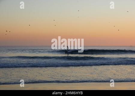 Matosinhos, Portugal. 07th. Februar 2022. Surfer reitet eine Welle am Strand von Matosinhos. Am Strand von Matosinhos surfen Menschen während der Pandemie Covid-19. Kredit: SOPA Images Limited/Alamy Live Nachrichten Stockfoto