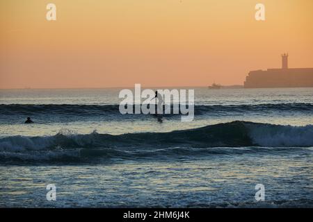 Matosinhos, Portugal. 07th. Februar 2022. Surfer reitet eine Welle am Strand von Matosinhos. Am Strand von Matosinhos surfen Menschen während der Pandemie Covid-19. (Foto von Rita Franca/SOPA Images/Sipa USA) Quelle: SIPA USA/Alamy Live News Stockfoto