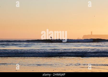 Matosinhos, Portugal. 07th. Februar 2022. Surfer reitet eine Welle am Strand von Matosinhos. Am Strand von Matosinhos surfen Menschen während der Pandemie Covid-19. (Foto von Rita Franca/SOPA Images/Sipa USA) Quelle: SIPA USA/Alamy Live News Stockfoto