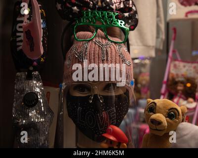 NEW YORK, N.Y. – 31. Dezember 2020: Eine Schaufensterpuppe ist in einem Schaufenster in Manhattan am Silvesterabend zu sehen. Stockfoto