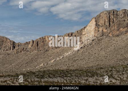 Im Big Bend National Park ragte ein Steinschlag von einem Teil einer Kalksteinklippe ab. Stockfoto