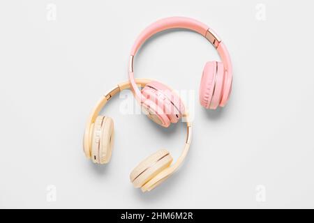 Moderne Kopfhörer auf weißem Hintergrund isoliert Stockfoto