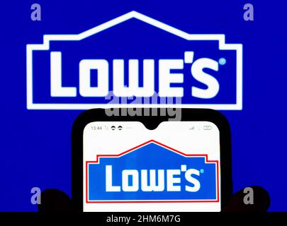 Ukraine. 07th. Februar 2022. In dieser Abbildung wird das Logo von Lowe's Companies, Inc. Auf einem Smartphone-Bildschirm und im Hintergrund angezeigt. (Foto von Igor Golovniov/SOPA Images/Sipa USA) Quelle: SIPA USA/Alamy Live News Stockfoto