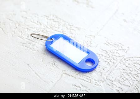Plastikanhänger auf weißem Hintergrund Stockfoto