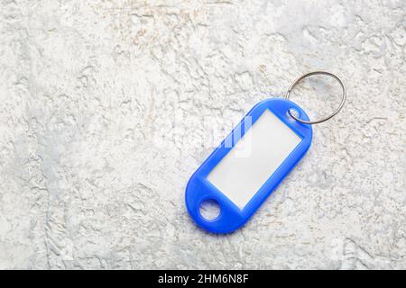 Plastikanhänger auf hellem Hintergrund Stockfoto
