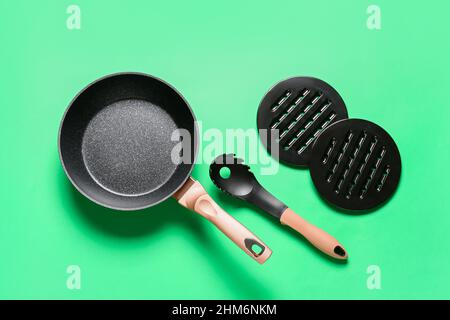Küchenutensilien auf farbigem Hintergrund Stockfoto