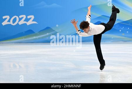 Peking, China. 8th. Februar 2022. Lukas Britschgi aus der Schweiz tritt während des Eiskunstlauf-Männer-Einzelskating-Kurzprogramms im Capital Indoor Stadium in Peking, der Hauptstadt Chinas, am 8. Februar 2022 auf. Kredit: Ma Ning/Xinhua/Alamy Live Nachrichten Stockfoto