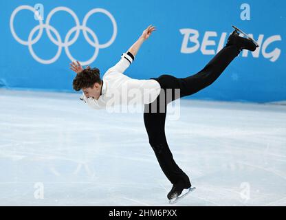 Peking, China. 8th. Februar 2022. Lukas Britschgi aus der Schweiz tritt während des Eiskunstlauf-Männer-Einzelskating-Kurzprogramms im Capital Indoor Stadium in Peking, der Hauptstadt Chinas, am 8. Februar 2022 auf. Quelle: Li Yibo/Xinhua/Alamy Live News Stockfoto