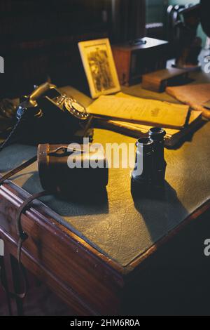 Schreibtisch aus den 40er Jahren des Zweiten Weltkriegs mit Fernglas und altmodischem Vintage-Telefon Stockfoto