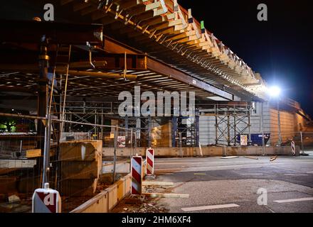 Potsdam, Deutschland. 07th. Februar 2022. Der braune Unterbau unter der Hochstraßenbrücke L40/Nuthestraße wird kurz vor Beginn der Demontage von Scheinwerfern beleuchtet. Die Arbeiten zum Abbau eines Stahlgerüsts unter der Brücke dauern mehrere Tage und finden immer nachts statt. Die Friedrich-List-Straße muss daher jeweils vom 07,02. Bis 10.02.2022 im Zeitraum von 20:00 bis 05:00 Uhr vollständig geschlossen sein. Der Verkehr auf der Brücke wird wie bisher fortgesetzt. Quelle: Soeren Stache/dpa-Zentralbild/ZB/dpa/Alamy Live News Stockfoto