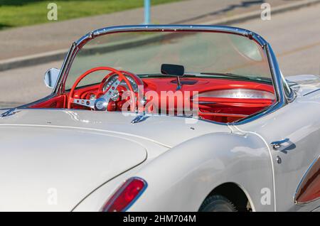 Retro-Auto auf der Straße einer Stadt geparkt. Nahaufnahme von Details eines Oldtimers. Straßenfoto, niemand, selektiver Fokus-April 18,2021-Richmond BC, Kanada Stockfoto