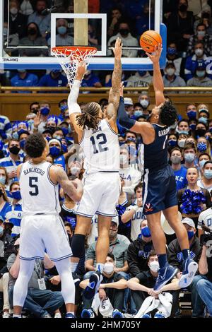Durham, NC, USA. 7th. Februar 2022. Duke Blue Devils Stürmer Theo John (12) bewacht das Layup von Virginia Cavaliers Stürmer Jayden Gardner (1) während der zweiten Hälfte des ACC-Basketballmatchup in Cameron Indoor in Durham, NC. (Scott Kinser/Cal Sport Media). Kredit: csm/Alamy Live Nachrichten Stockfoto
