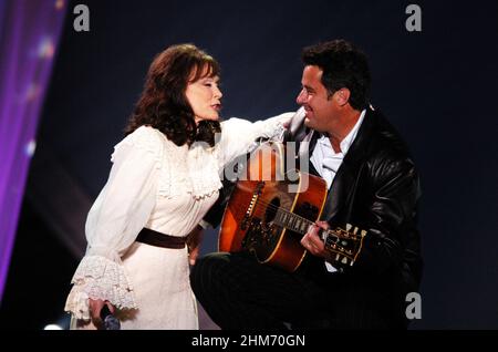 39th Annual Academy of Country Music Awards - Show Loretta Lynn und Vince Gill treten 2004 auf Credit: Ron Wolfson / Rock Negatives / MediaPunch Stockfoto