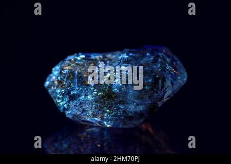 Seltene Sorten von Diamantquarz mit Kohlenwasserstoffeinschlüssen (Petroleum Quartz / Enhydro oder EnPetro Quartz) zeigen Fluoreszenz, die unter UV-Licht leuchtet Stockfoto