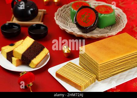 Chinesische Neujahrskuchen, Nian Gao, Lapis Legit und Spiku. Serviert mit Tee. Chinesischer Charakter ist Fu bedeutet Glück Stockfoto