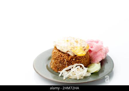 Nasi Goreng Rendang, gebratener Reis mit Rindereintopf und Sunny Side Up Egg. Isoliert auf Weiß Stockfoto