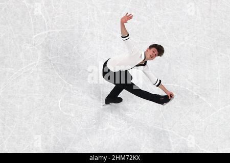 Peking, China. 8th. Februar 2022. Lukas Britschgi aus der Schweiz tritt während des Eiskunstlauf-Männer-Einzelskating-Kurzprogramms im Capital Indoor Stadium in Peking, der Hauptstadt Chinas, am 8. Februar 2022 auf. Quelle: Ju Huanzong/Xinhua/Alamy Live News Stockfoto