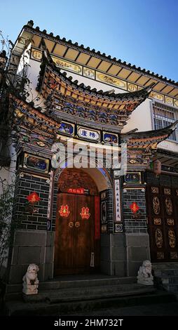 Vertikale Aufnahme der chinesischen Architektur, wunderschöne chinesische Volkshäuser. Stockfoto