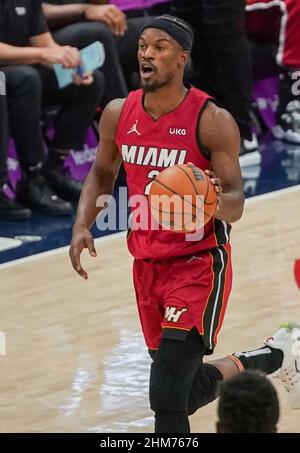 Washington, USA. 07th. Februar 2022. WASHINGTON, DC - 07. FEBRUAR: Miami Heat Forward Jimmy Butler (22) zieht während eines NBA-Spiels zwischen den Washington Wizards und dem Miami Heat am 07. Februar 2022 in der Capital One Arena in Washington, DC, nach oben. (Foto von Tony Quinn/SipaUSA) Quelle: SIPA USA/Alamy Live News Stockfoto