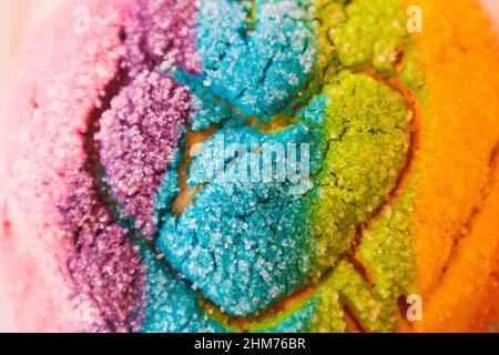 Regenbogen-Concha mit einem Herzen. Mexikanisches süßes Brot mit Regenbogendecke. Stockfoto