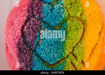 Regenbogen-Concha mit einem Herzen. Mexikanisches süßes Brot mit Regenbogendecke. Stockfoto