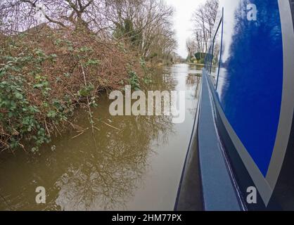 Blick auf die ländliche Landschaft Englands auf dem britischen Wasserstraßenkanal neben dem Schmalboot während des bewölkten bewölkten Tages Stockfoto