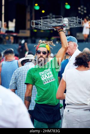 Montreal, Kanada - Juni, 2018: Der junge kanadische Getränkeverkäufer in der Menge verkauft Getränke beim Montreal Jazz Festival in Quebec, Kanada. Stockfoto