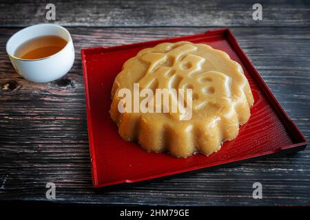 Traditionelles chinesisches Süßes Reiskuchen-Dessert zum Neujahrsfest, bekannt als Nian Gao, das aus gedämpftem klebrigem Reismehlteig hergestellt wird. Reiskuchen mit Chinesisch Stockfoto