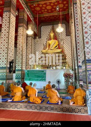 Bangkok, Thailand. 07th. Februar 2022. Mönche rezitieren Mantras im berühmten Tempel Wat Arun in Bangkok. Sie haben ihre Füße nach hinten gerichtet. Es wird als inakzeptabel angesehen, die Füße Buddha-Gestalten zuzuwenden. (To dpa-KORR 'Thailand Curious: Cable salat, Fanta on the Tree and feet away from the Buddha') Quelle: Carola Frentzen/dpa/Alamy Live News Stockfoto