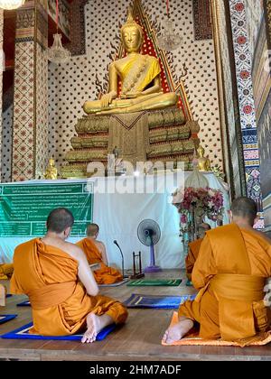 Bangkok, Thailand. 07th. Februar 2022. Mönche rezitieren Mantras im berühmten Tempel Wat Arun in Bangkok. Sie haben ihre Füße nach hinten gerichtet. Es wird als inakzeptabel angesehen, die Füße Buddha-Gestalten zuzuwenden. (To dpa-KORR 'Thailand Curious: Cable salat, Fanta on the Tree and feet away from the Buddha') Quelle: Carola Frentzen/dpa/Alamy Live News Stockfoto