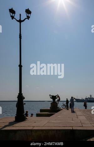 St. Petersburg, Russland - 16. Juli 2021: Blick auf den Petrovskaya Pier in Kronstadt gegen die Sonne Stockfoto