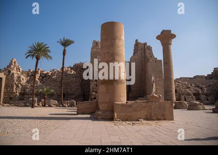 Säulen und Statuen im Altertum von Amun-Ra. Tempel von Karnak in Luxor - ruiniert Theben Ägypten. Stockfoto