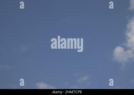 Morgenhimmel mit weißen Wolken, Vollformatbild Stockfoto