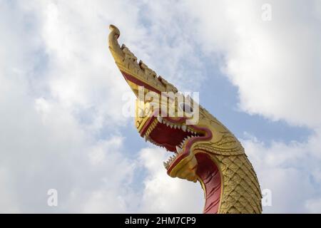 Naga Head Statue Himmel Hintergrund Stockfoto