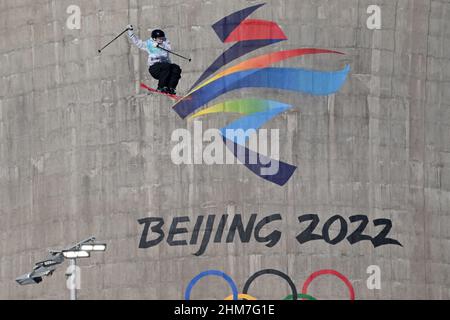 Peking, China. 08th. Februar 2022. Olympische Spiele, Ski Freestyle, Damen, Finale, Big Air. Anni Karava aus Finnland in Aktion. Kredit: Peter Kneffel/dpa/Alamy Live Nachrichten Stockfoto