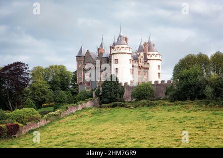 Großbritannien, Nordirland, Killyleagh - 16. Juli 2020: Blick auf Killyleagh Castle vom Fuße des Hügels. Stockfoto