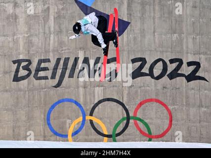 Peking, China. 08th. Februar 2022. Olympische Spiele, Ski Freestyle, Damen, Finale, Big Air. Anni Karava aus Finnland in Aktion. Kredit: Peter Kneffel/dpa/Alamy Live Nachrichten Stockfoto