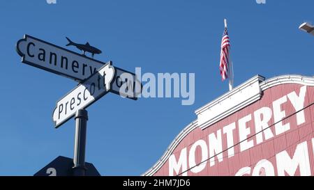 Rotes Gebäude, Cannery Row Straßenschild, Monterey-Stadt, kalifornisches Touristenziel, USA. Fisherman Wharf, Retro-Industriestraße mit Konservenfirmen, Sardinenfabrik. Sightseeing-Touren am Reiseziel. Stockfoto