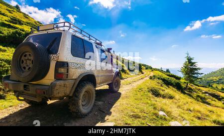 kvasy, ukraine - AUG 22, 2020: Offroad bereit 3 Tür mitsubishi pajero auf dem Hügel. Schmutziges 4x4 Fahrzeug mit Schnorchel und Schlammreifen. Atemberaubende Abenteuer Stockfoto