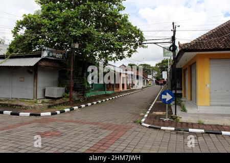 Leere Straße, Geschäfte, Stände, Geschäfte im Tanah Lot Tempel Bali aufgrund von Pandemien. Aufgenommen Im Januar 2022. Stockfoto
