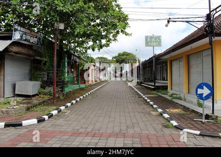 Leere Straße, Geschäfte, Stände, Geschäfte im Tanah Lot Tempel Bali aufgrund von Pandemien. Aufgenommen Im Januar 2022. Stockfoto
