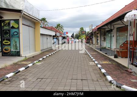 Leere Straße, Geschäfte, Stände, Geschäfte im Tanah Lot Tempel Bali aufgrund von Pandemien. Aufgenommen Im Januar 2022. Stockfoto