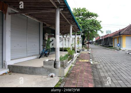 Motorrad links vor dem verlassenen Geschäft im Tanah Lot Tempel Bali. Aufgenommen Im Januar 2022. Stockfoto