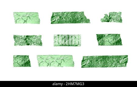 Zerrissene Bänder werden isoliert auf weißem Hintergrund gesetzt. Grüne, glänzend klebrige Stücke von Klebeband in verschiedenen Größen. Hochwertige Fotos Stockfoto